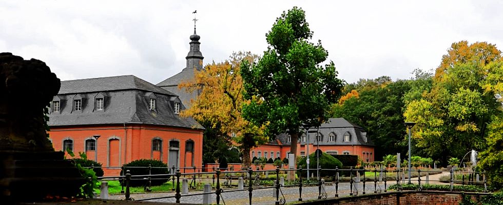 Schloss Wickrath in Mönchengladbach Außenansicht - Heimatverbundenheit von Rechtsanwalt Michael Bruchmann