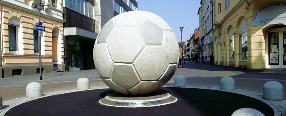 Stein-Fußball in Mönchengladbach – Symbol für regionale Verbundenheit der Kanzlei Bruchmann